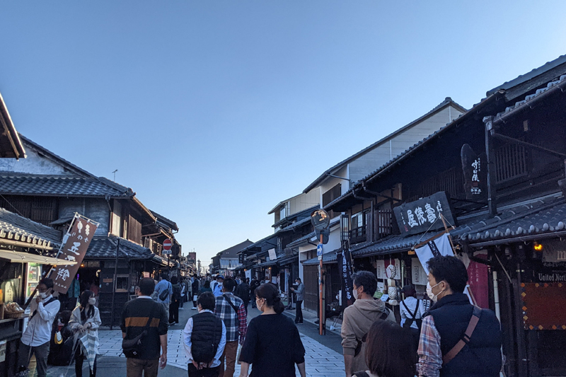 休日にはたくさんの人で賑わう犬山の城下町