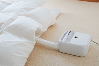 天日干しより効果的!?意外と知らない、布団乾燥機・ダニコースの実力と使い方を家電ライターが解説