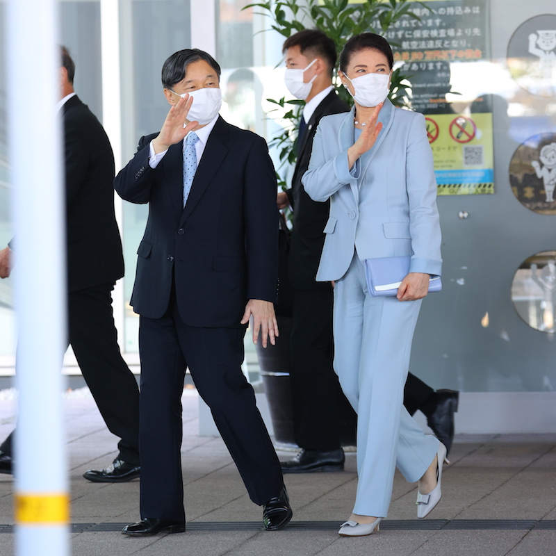 神戸空港に到着し、出迎えた人たちに手を振る天皇皇后両陛下（2022年11月12日、Ph／JMPA）