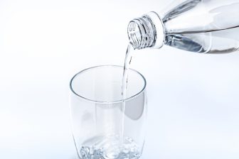 「1日水2L」美容目的が深刻なむくみの原因に？　名医が警鐘を鳴らす理由とは