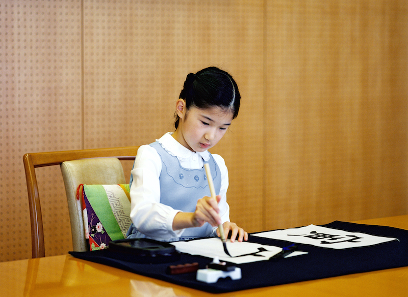 きれいな姿勢で文字を書かれる愛子さま（2010年12月、Ph／宮内庁提供）