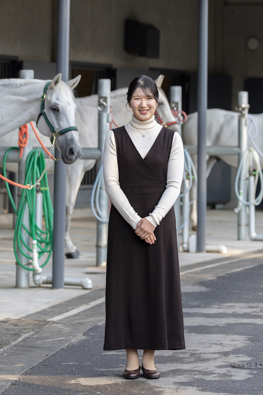 ロングワンピースを着た21歳の愛子さま