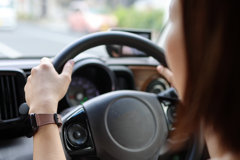 車を運転している女性