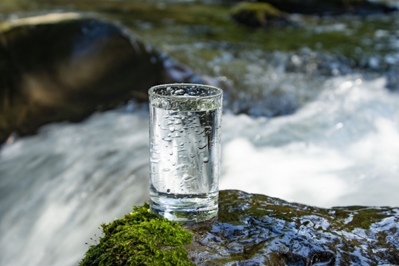 風呂や運動の前後にコップ1杯の水を飲んで脱水を予防