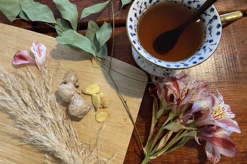 漢方茶と花飾り