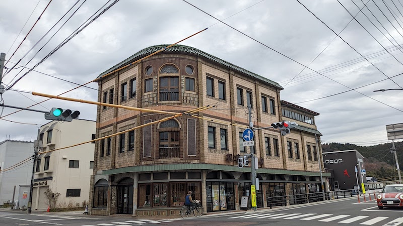 石巻ではレトロな建物も。看板建築の「旧観慶丸商店」は中の見学も可能