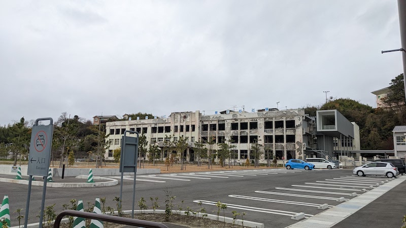 石巻市震災遺構　門脇小学校へ。津波火災にあった校舎がそのまま残されおり、一帯の当時の様子が偲ばれます