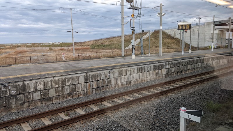 車窓からの景色。海まで何もないこの場所はかつてどんな風景だったのか？思いが巡ります