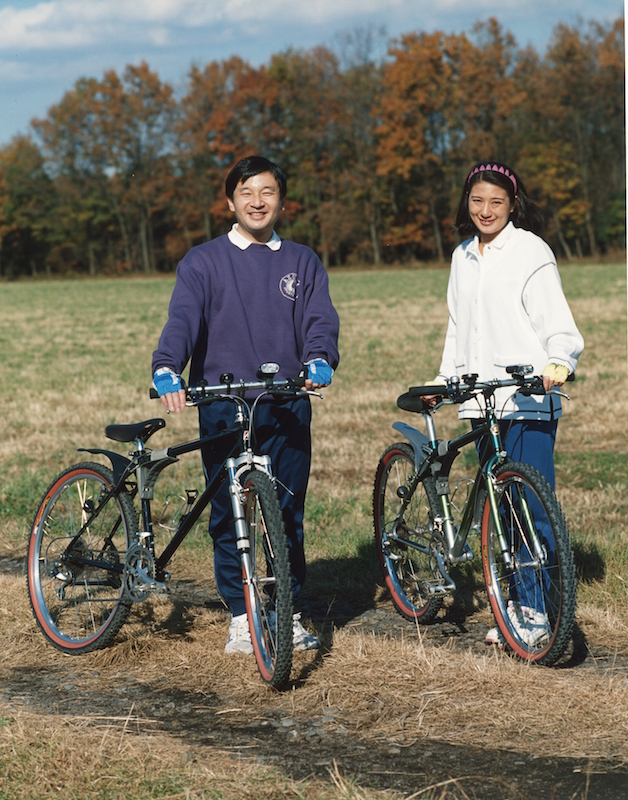 愛子さまが誕生される前にも、御料牧場内でサイクリングを楽しまれていた（1997年12月9日、Ph／宮内庁提供）