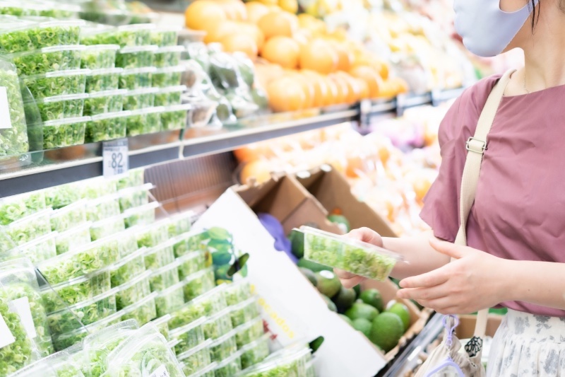 野菜売り場を見ている人