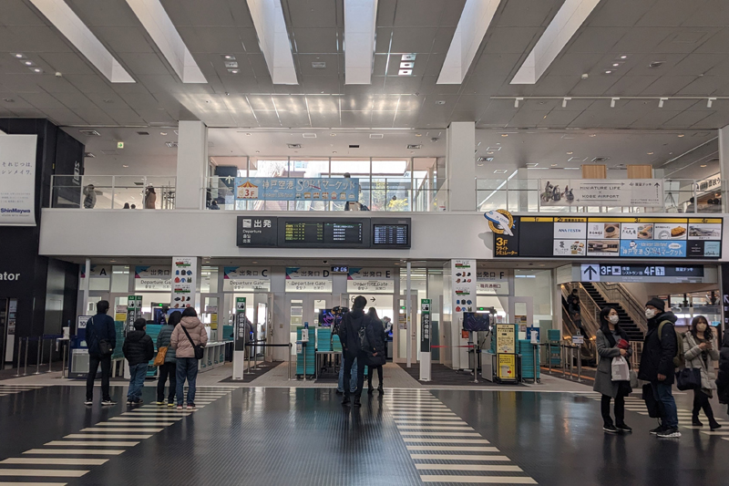 神戸空港の出発ロビー。小さな空港なので搭乗手続きもスムーズ