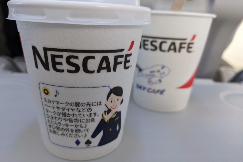 神戸発着便の一部路線では、ストーリーが描かれるなどオリジナルカップでネスカフェのコーヒーを提供（スカイマーク）