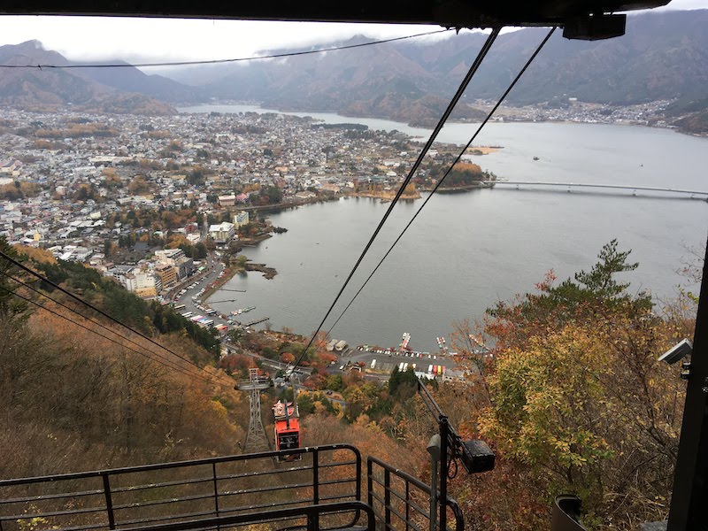 眼下に望む河口湖。四季折々の景色が楽しめる（～河口湖～　富士山パノラマロープウェイ：山梨県）