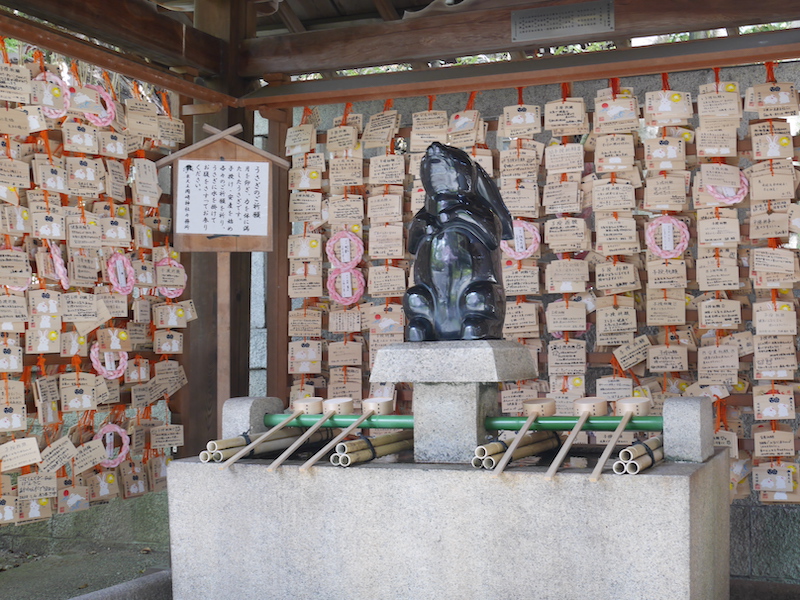 手水舎にある黒御影石の子授けうさぎ像（東天王　岡﨑神社：京都市）