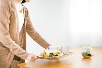 低糖質ダイエットと低脂肪ダイエット、どっちが痩せやすい？続けやすいのは？管理栄養士が解説