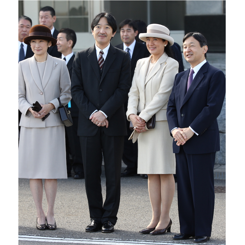 靴やバッグは引き締めカラーのブラウンで統一（2013年11月30日、Ph／JMPA）