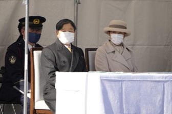 天皇皇后両陛下、3年ぶりの年頭視閲式にそろってワントーンコーデでご出席　さりげない“リンク”も