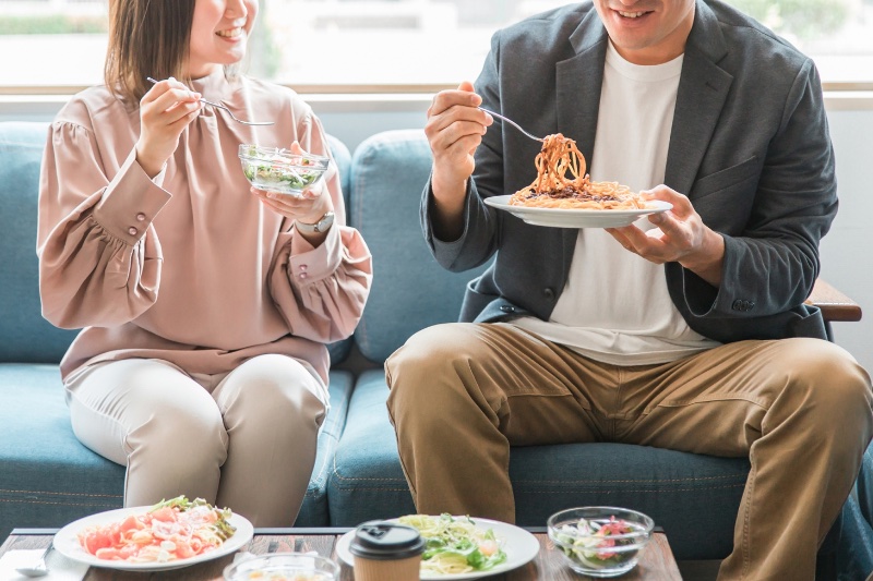 外食をするカップル