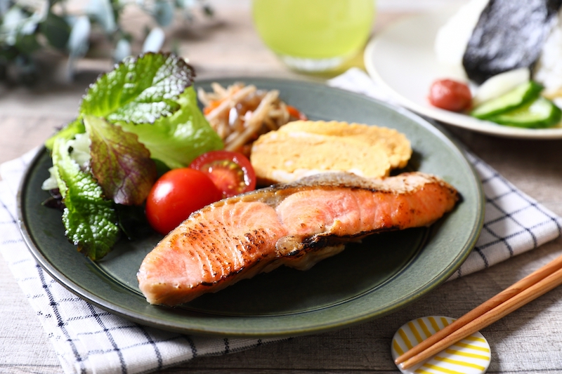 おかずから先に食べる（Ph／photoAC）