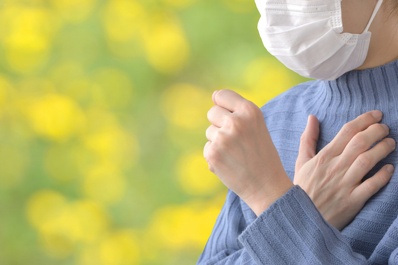 花粉に悩む女性の口元