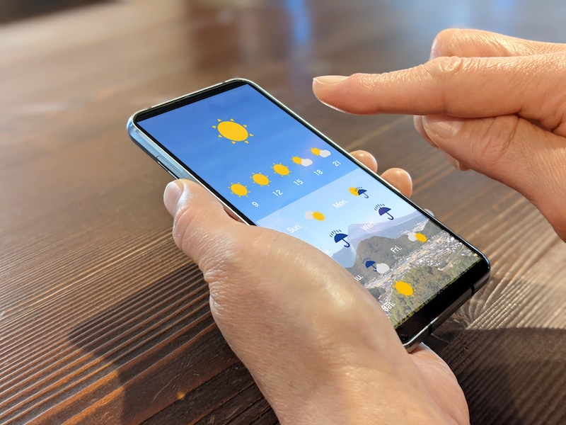 アプリで天気をチェックしている