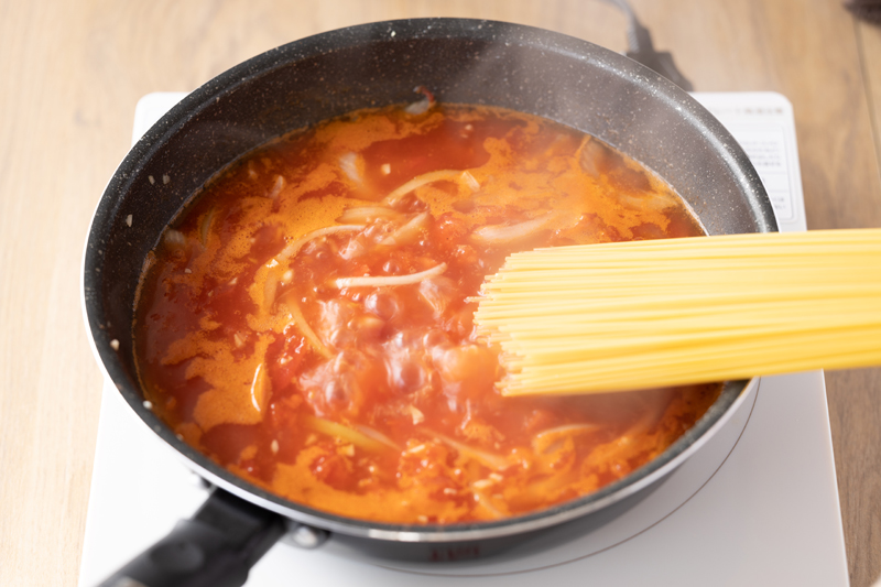 トマトをつぶして、沸騰したらパスタを入れ、規定時間茹でる