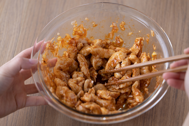 焼き肉のたれ＆コチジャンで味付け簡単「やみつき 鶏むねユッケ」