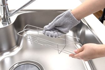 サッと手にはめるだけ！水だけで汚れを落とせる「お掃除用手袋」が登場