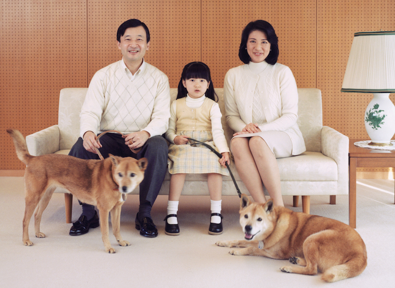 愛犬2匹も一緒に記念撮影（2007年2月12日、Ph／宮内庁提供）