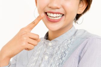 歯が黄ばんでいると3歳老けて見える？ホワイトニングして「老け顔改善」するメリットを歯科医が解…