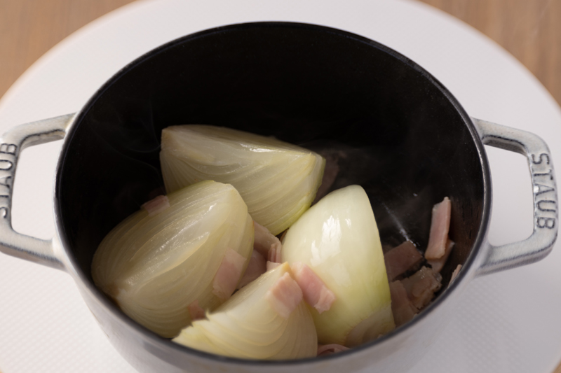 鍋でオリーブオイルを中火で熱し、【1】を焼き色がつくまで炒める