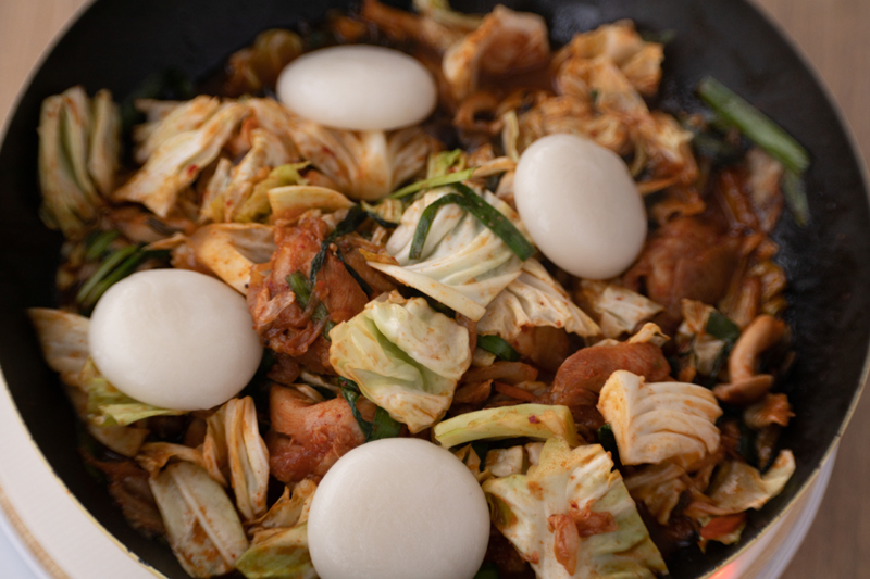 肉の色が変わったらもちを加えて蓋をして4分蒸し焼きにする