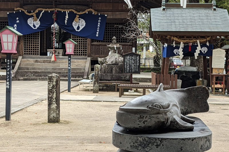 温泉街の一角に鎮座する豊玉姫神社