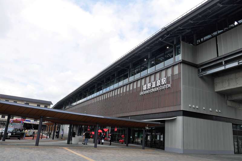 嬉野温泉駅前は開発中。今年夏ごろは駅前にホテルも開業（予定）。温泉を利用した「手湯」や「足湯」などの施設も