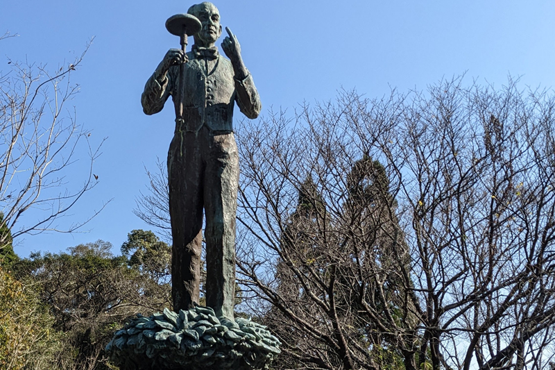 手に持っているものは、カラカサタケという「きのこ」だとガイド談（高知県立牧野植物園）