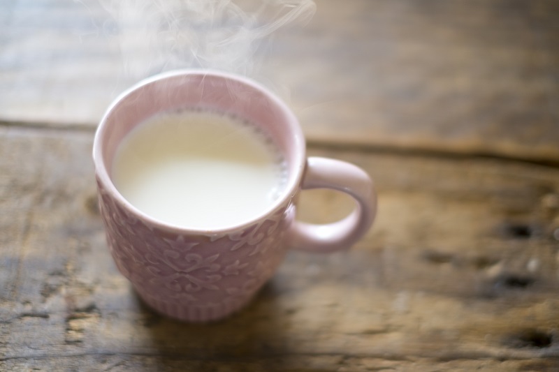 就寝前はアルコールはNG。ホットミルクなどの温かい飲み物を（Ph／photoAC）