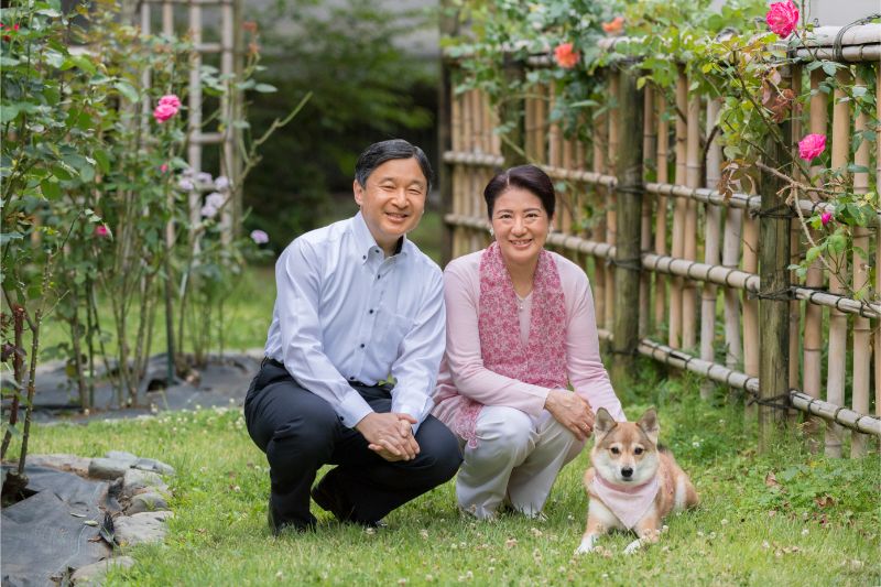 雅子さまのピンクのトップスに花柄のストールが華やか（2018年6月5日、Ph／宮内庁提供）