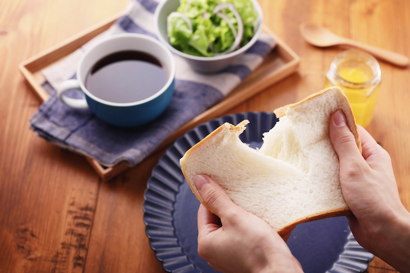 「弱（生食パン）」モードなら、冷凍したパンのほか、購入後時間が経った冷凍していない生食パンも、買ったときのようなふわふわ食感に仕上げてくれる