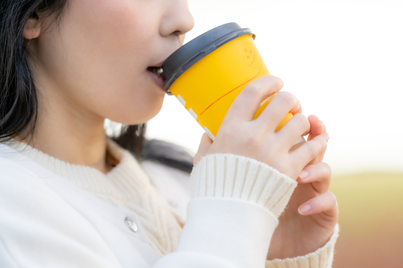 コーヒーを飲む女性