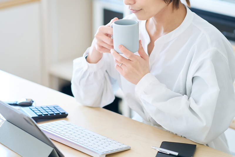 コーヒーを飲む女性