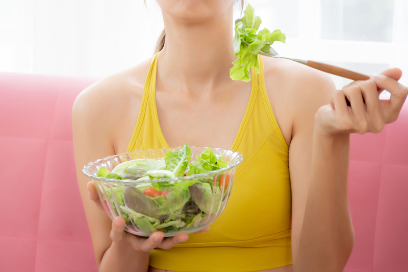 サラダを食べる女性