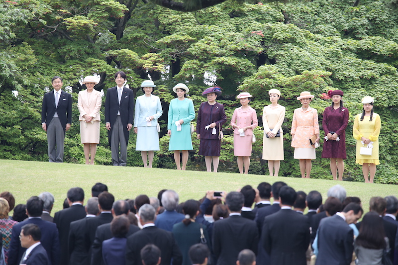 雅子さまの帽子のリボンが大きいことが遠目から見るとよくわかる（2018年4月25日、Ph／JMPA）