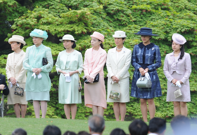 2016年4月に東京・赤坂御苑で開かれた春の園遊会にご出席の皇室の方々