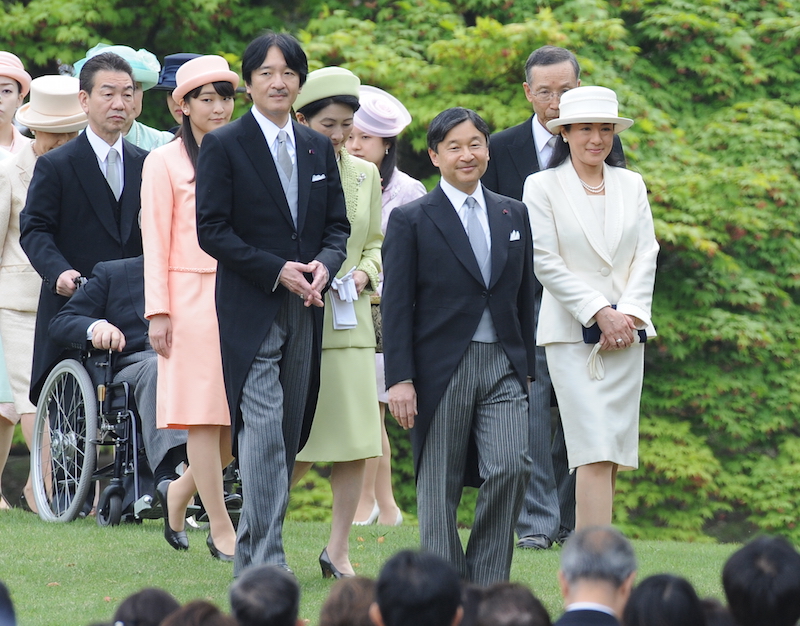 2016年4月に東京・赤坂御苑で開かれた春の園遊会にご出席の皇室の方々