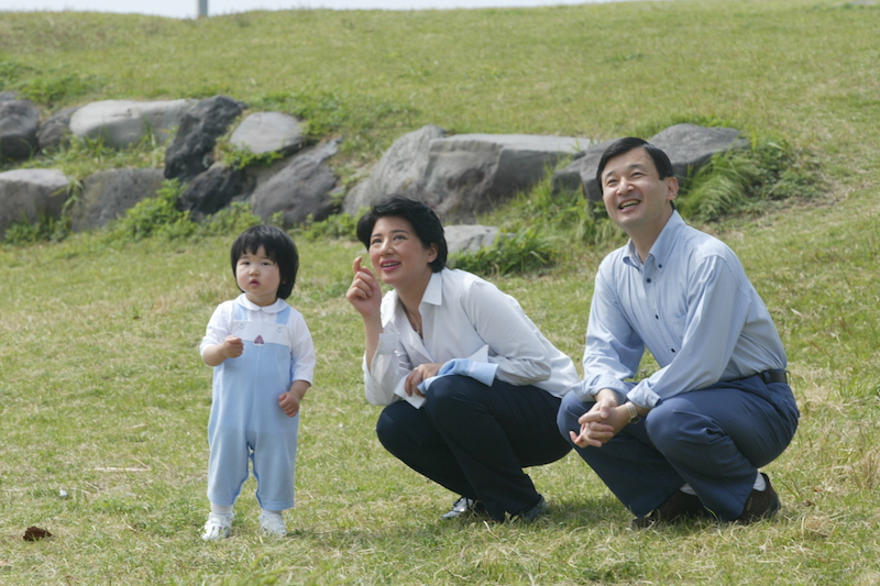 愛子さまと空を指差す雅子さま（2003年4月、Ph／小学館）