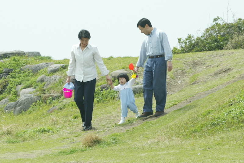 手をつないで散歩されるご一家（2003年4月、Ph／小学館）