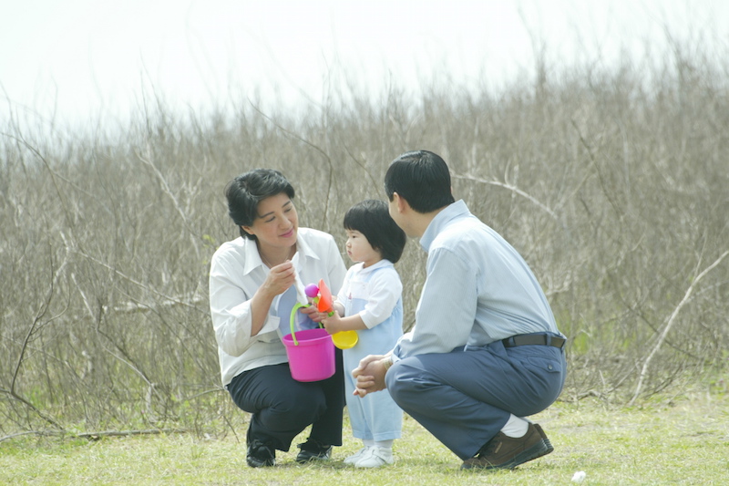 2003年4月、葉山御用邸近くの海岸に向かうため、お砂場遊びセットを手に持ち、愛子さまと手をつなぎ歩かれる天皇陛下（当時は皇太子）と雅子さま