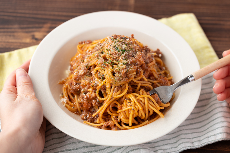 レンチンだけで！焼肉のたれでコクが増す絶品「楽速 レンジミートパスタ」