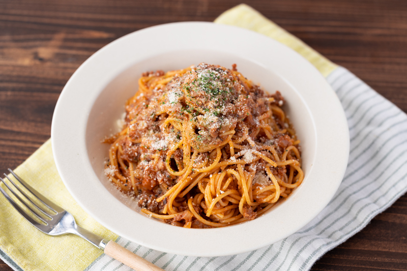 レンチンだけで！焼肉のたれでコクが増す絶品「楽速 レンジミートパスタ」