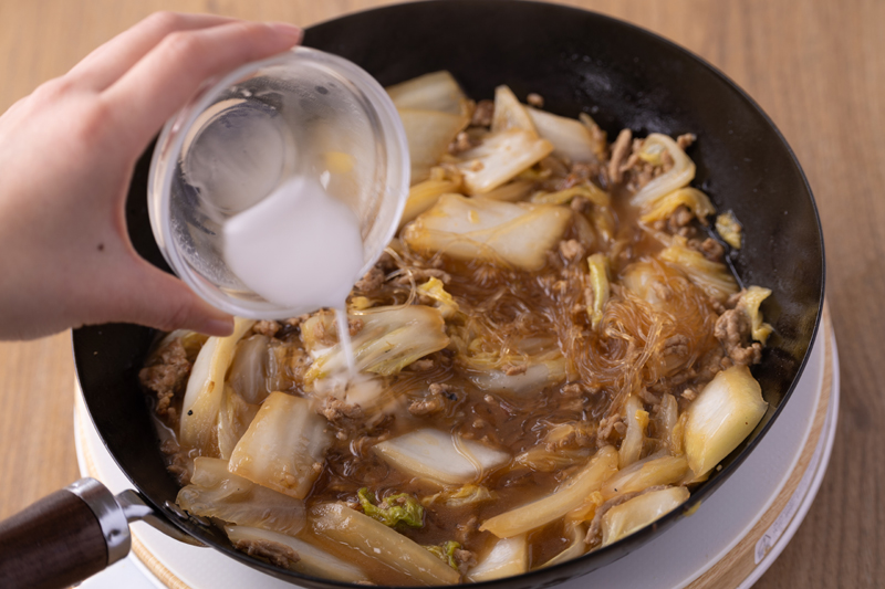 つるつるとろ～り！食感がたまらない「絶品 白菜の春雨中華丼」